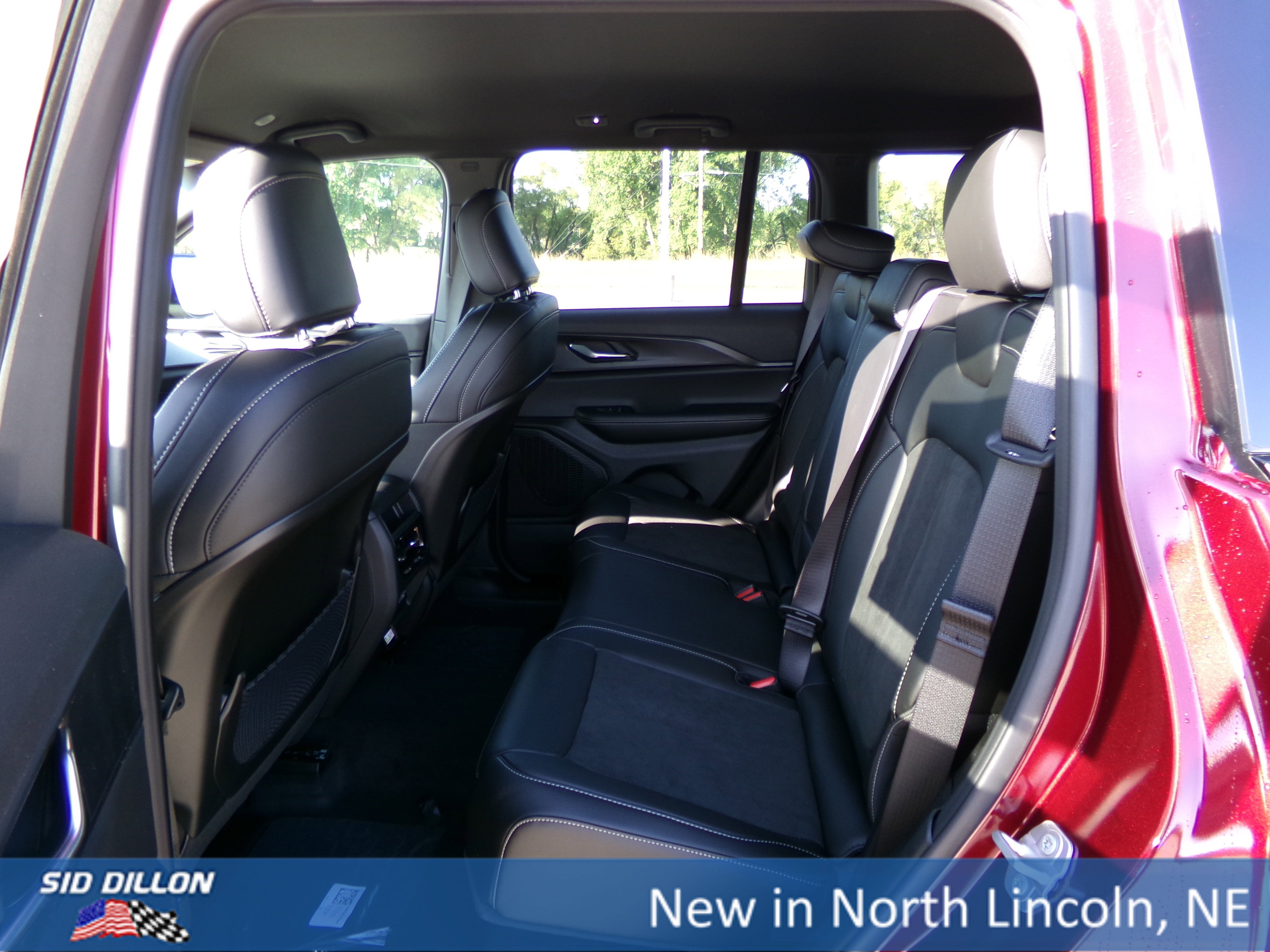 2025 Jeep Grand Cherokee Altitude photo 7