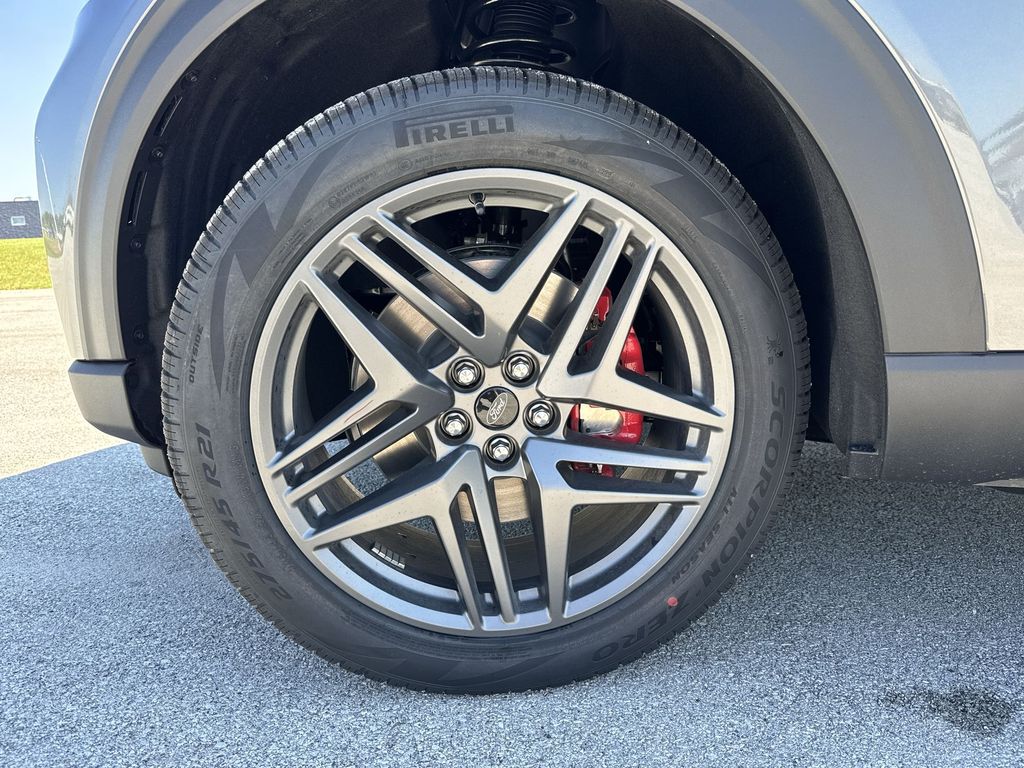2025 Ford Explorer ST-Line photo 16