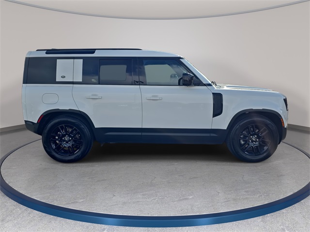 2024 Land Rover Defender 110 S photo 4