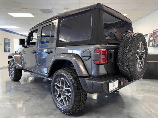 2024 Jeep Wrangler Sahara photo 5