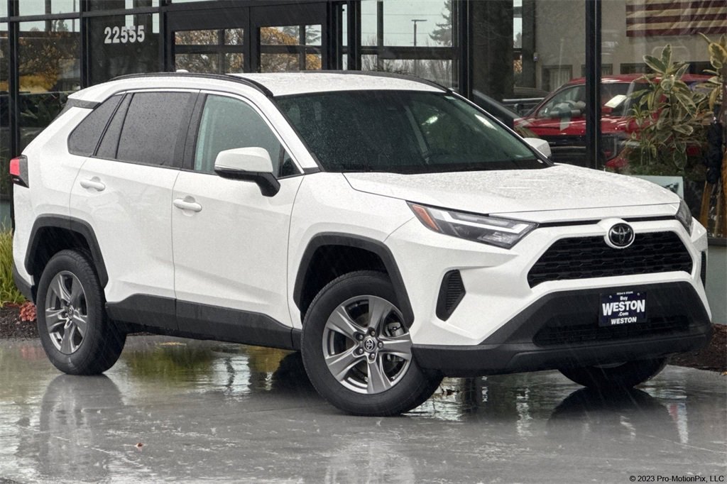 2024 Toyota RAV4 XLE's photo