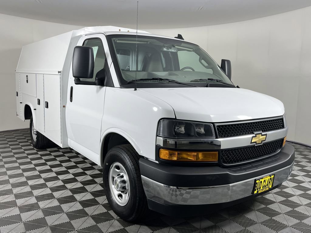 2024 Chevrolet Express Cutaway 3500 photo 2