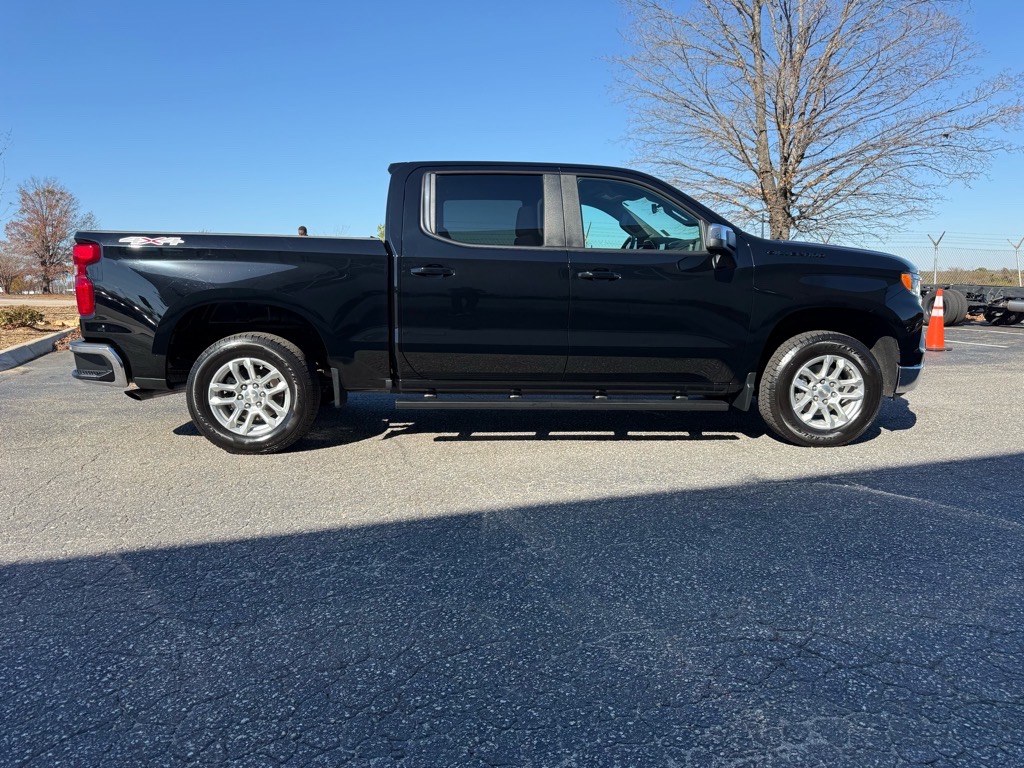 2022 Chevrolet Silverado 1500 LT photo 2