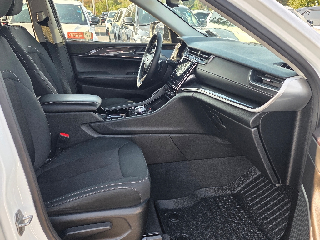 2022 Jeep Grand Cherokee Laredo photo 16