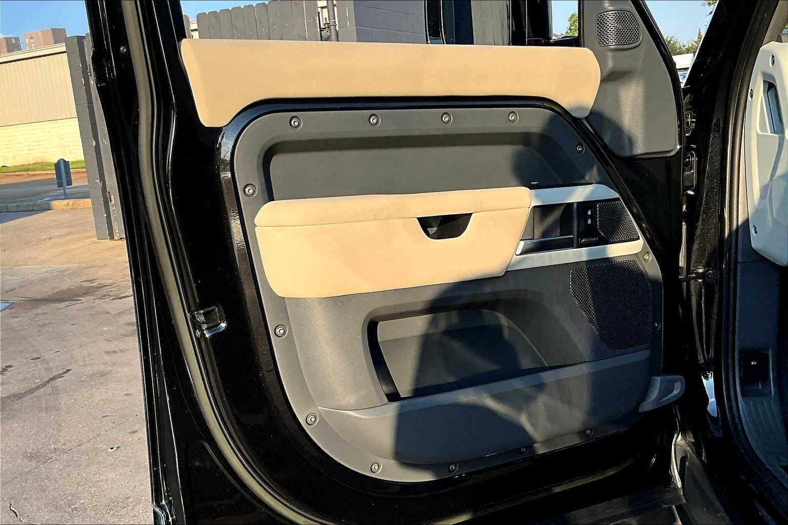 2023 Land Rover Defender X-Dynamic SE photo 38