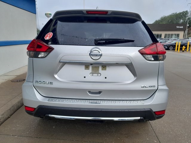 2017 Nissan Rogue SL photo 3