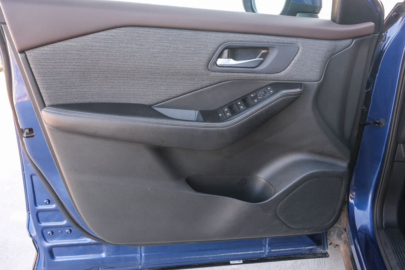 2023 Nissan Rogue SV photo 23
