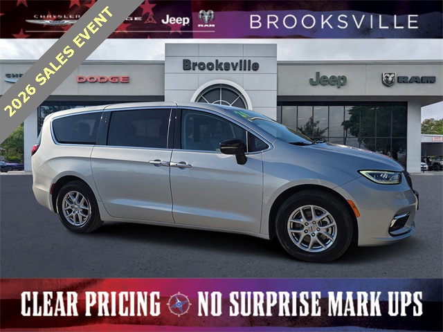 2024 Chrysler Pacifica Touring L's photo