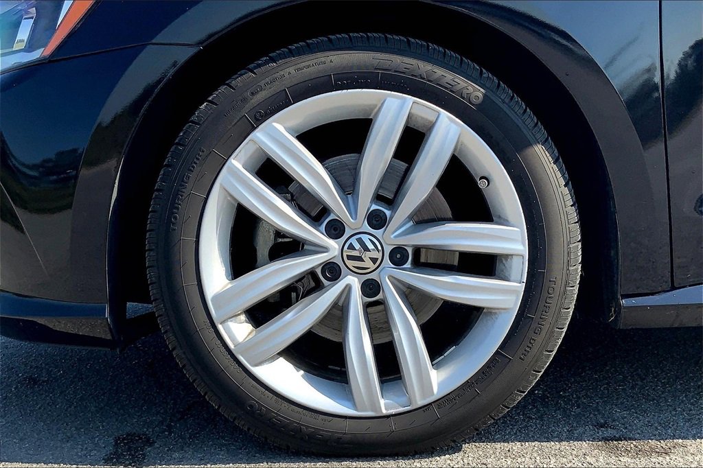2019 Volkswagen Passat 2.0T Wolfsburg Edition photo 9