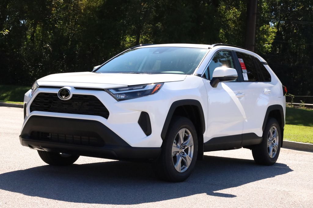 2025 Toyota RAV4 XLE's photo