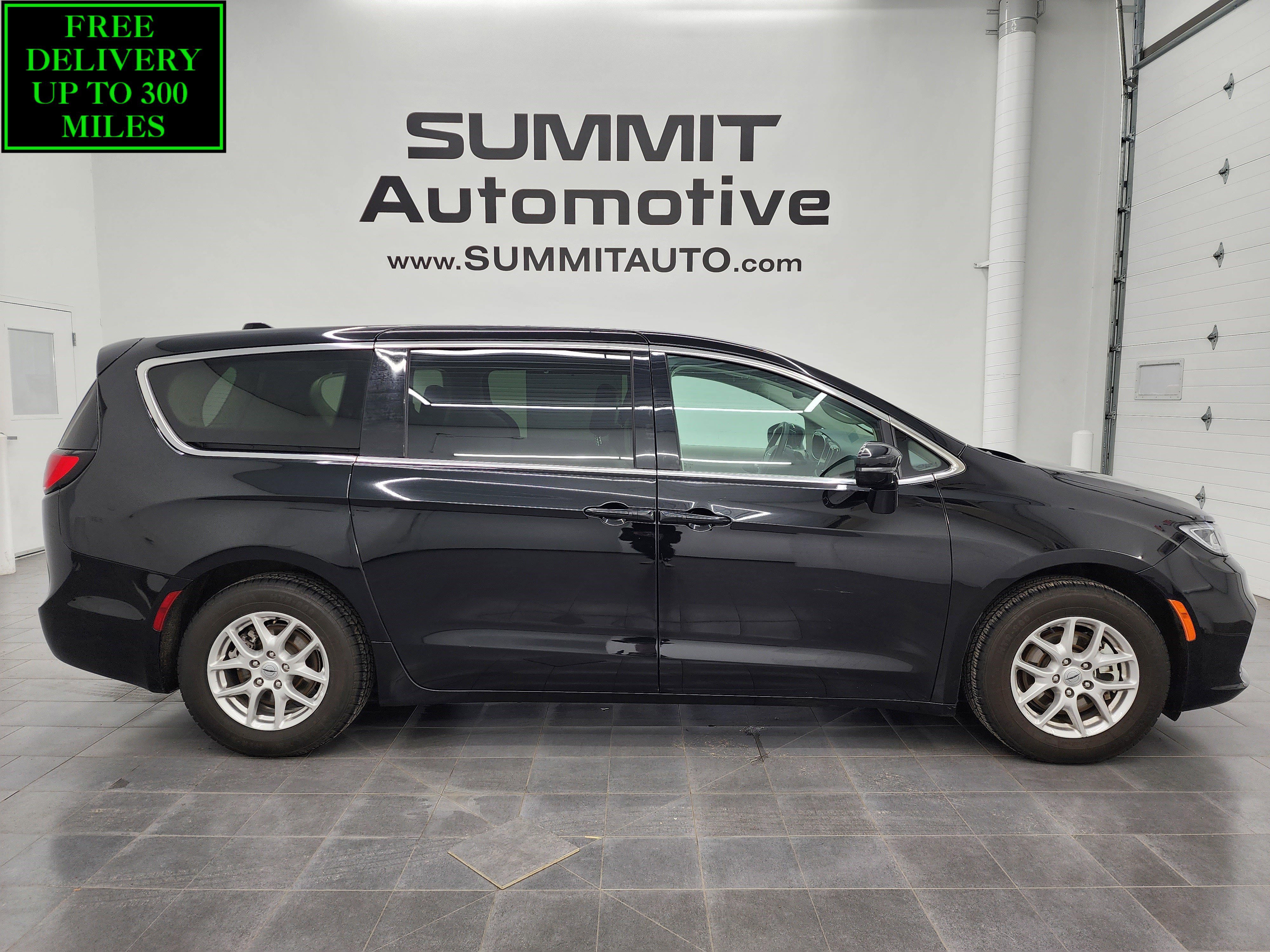 2024 Chrysler Pacifica Touring L's photo