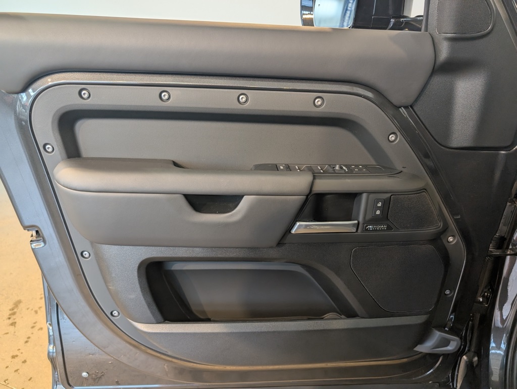 2025 Land Rover Defender 110 X-Dynamic SE photo 8