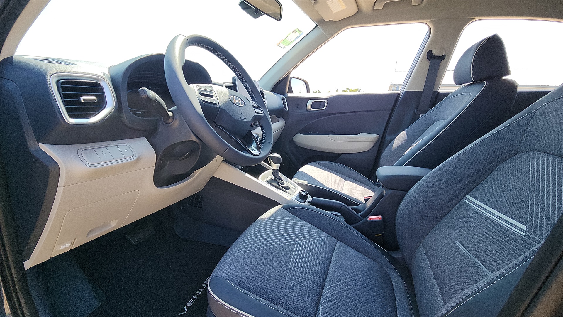 2025 Hyundai Venue Limited photo 9