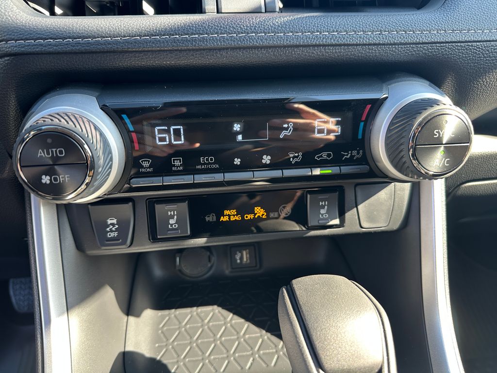 2025 Toyota RAV4 Hybrid XLE photo 16