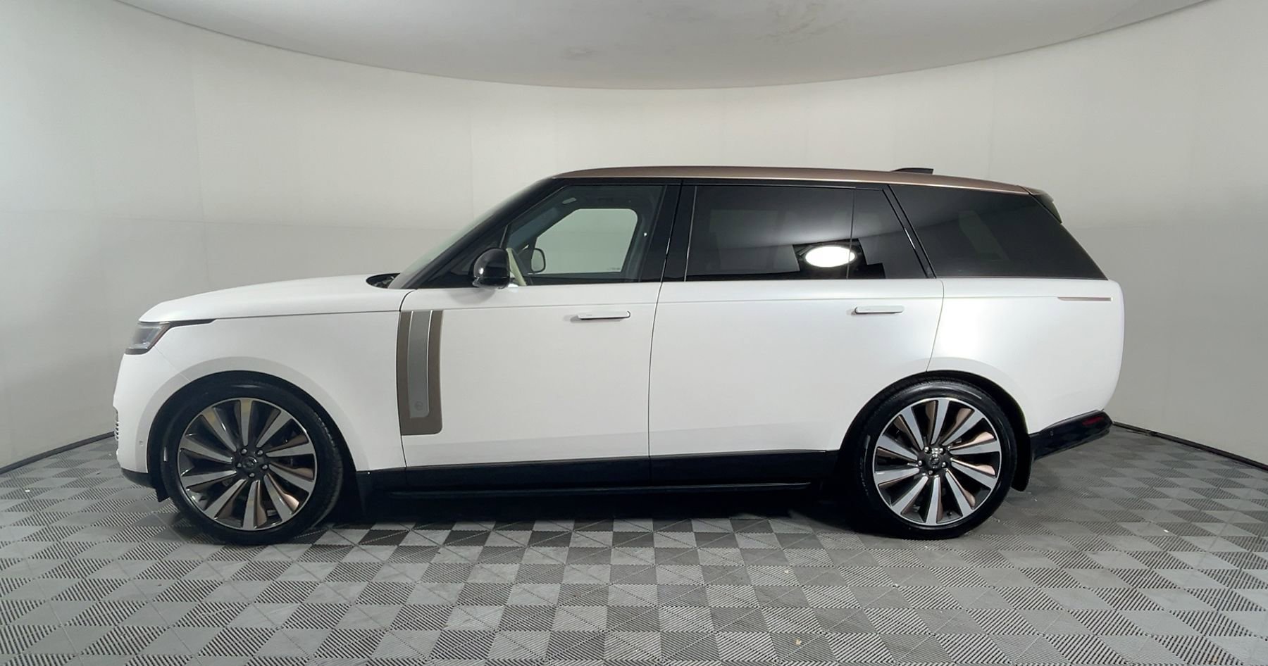 2025 Land Rover Range Rover SV photo 2