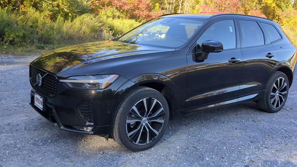 2025 Volvo XC60 B5 Plus photo 4
