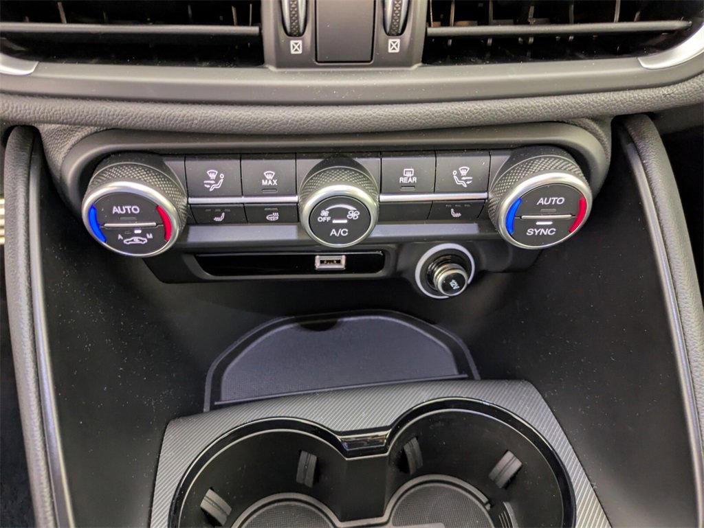 2025 Alfa Romeo Giulia Base photo 22