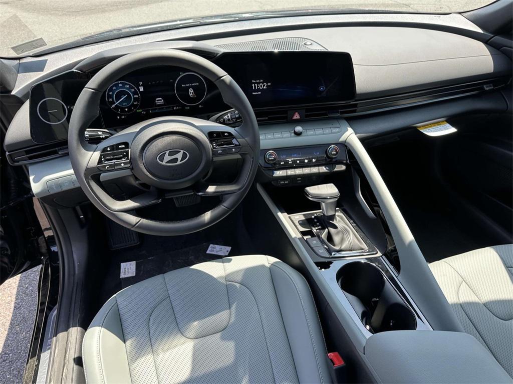 2025 Hyundai Elantra Hybrid Limited photo 2