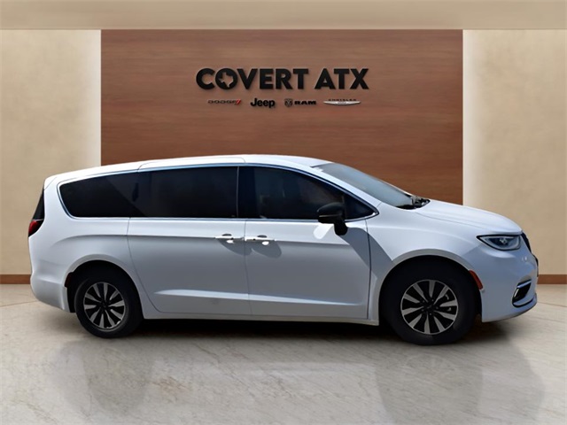 2025 Chrysler Pacifica Hybrid photo 6
