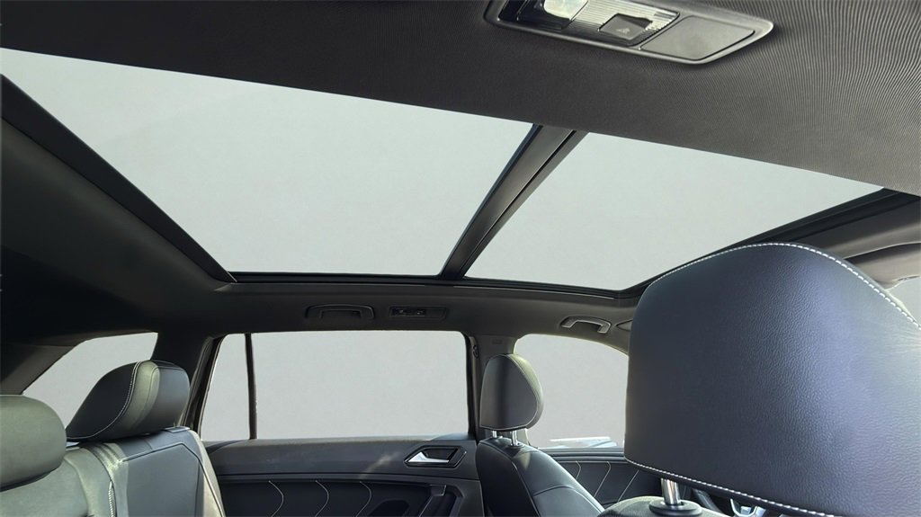 2022 Volkswagen Tiguan SE R-Line Black photo 16