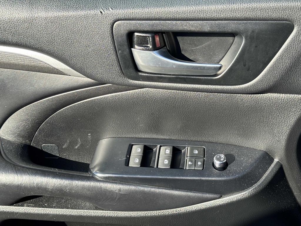 2019 Toyota Highlander SE XLE photo 16