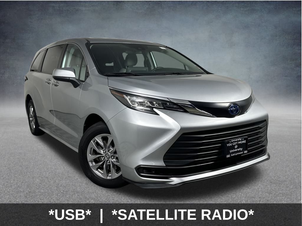 2022 Toyota Sienna LE's photo