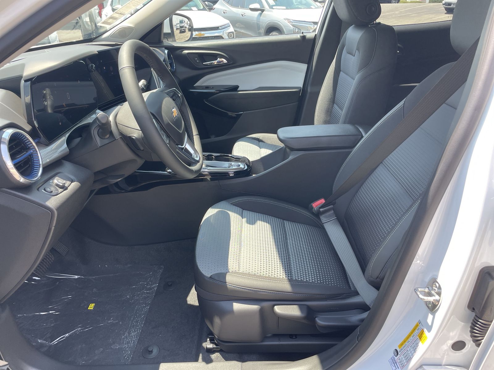 2025 Chevrolet Trax LT photo 21
