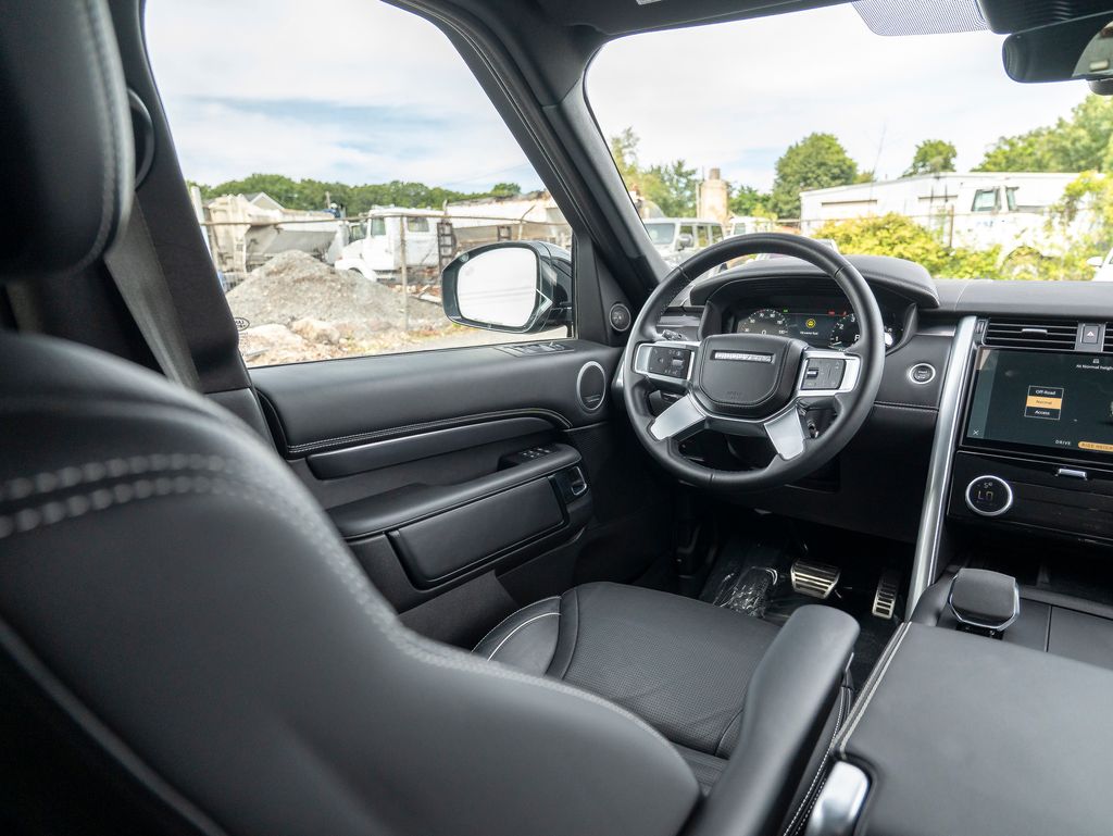 2024 Land Rover Discovery Metropolitan Edition photo 16
