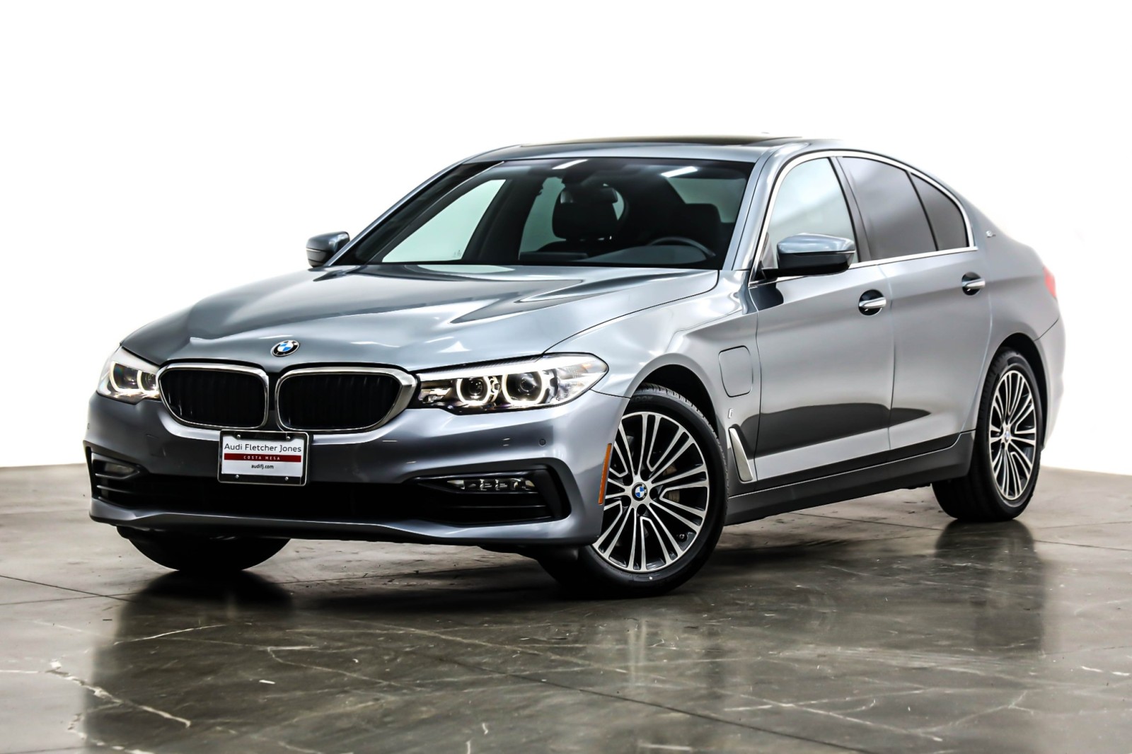 2018 BMW 5 Series 530e's photo