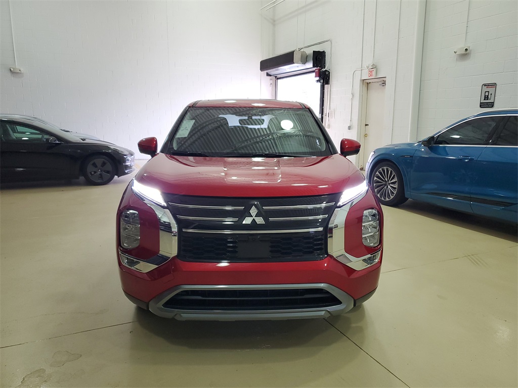 2025 Mitsubishi Outlander SE photo 2