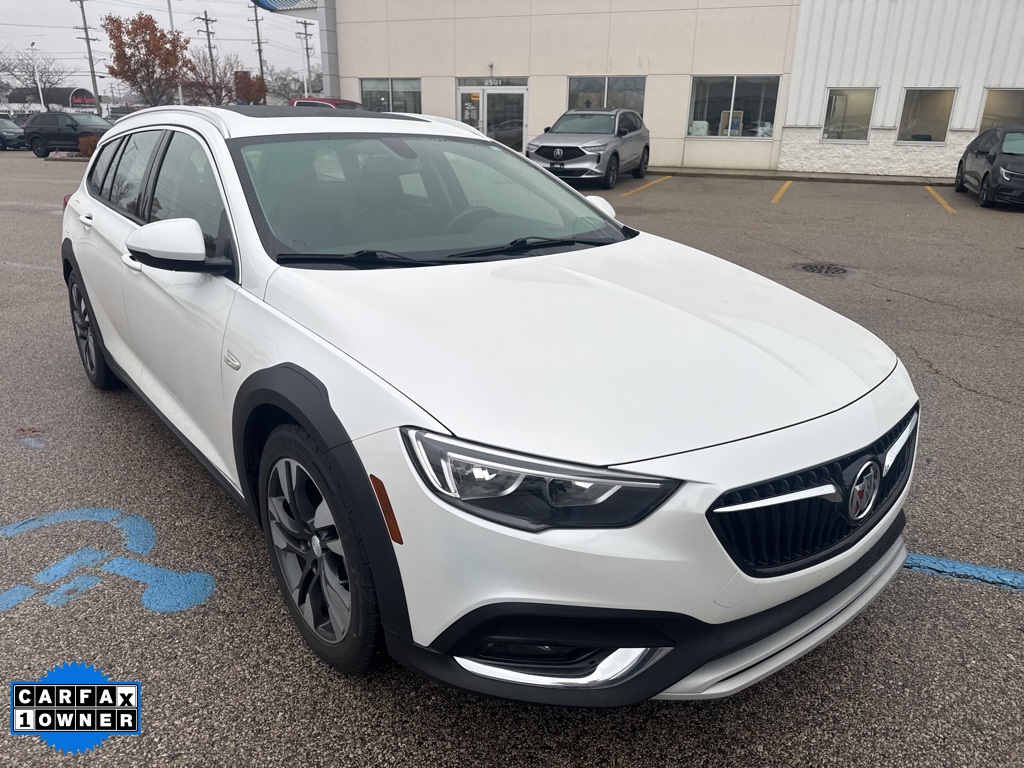 2019 Buick Regal TourX Essence photo 2