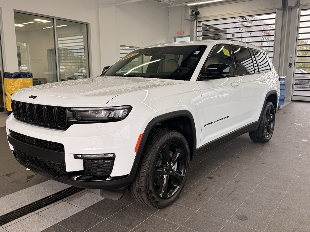 2025 Jeep Grand Cherokee Limited photo 2