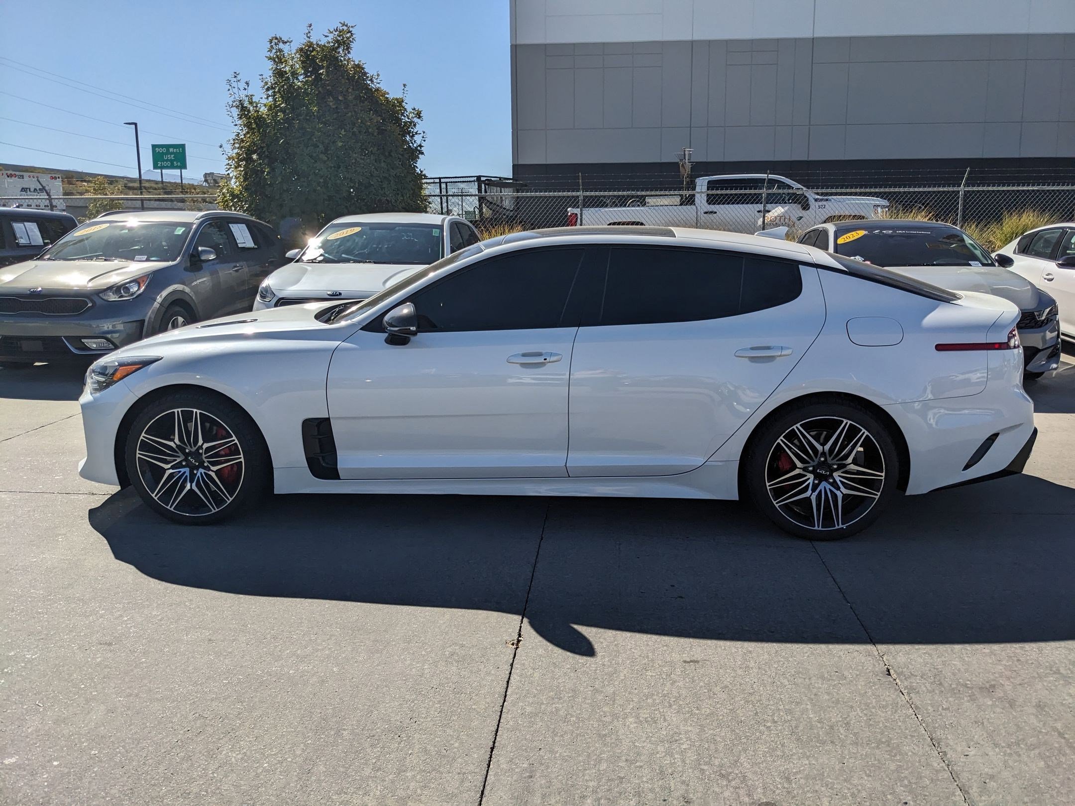 2022 Kia Stinger GT1 photo 2