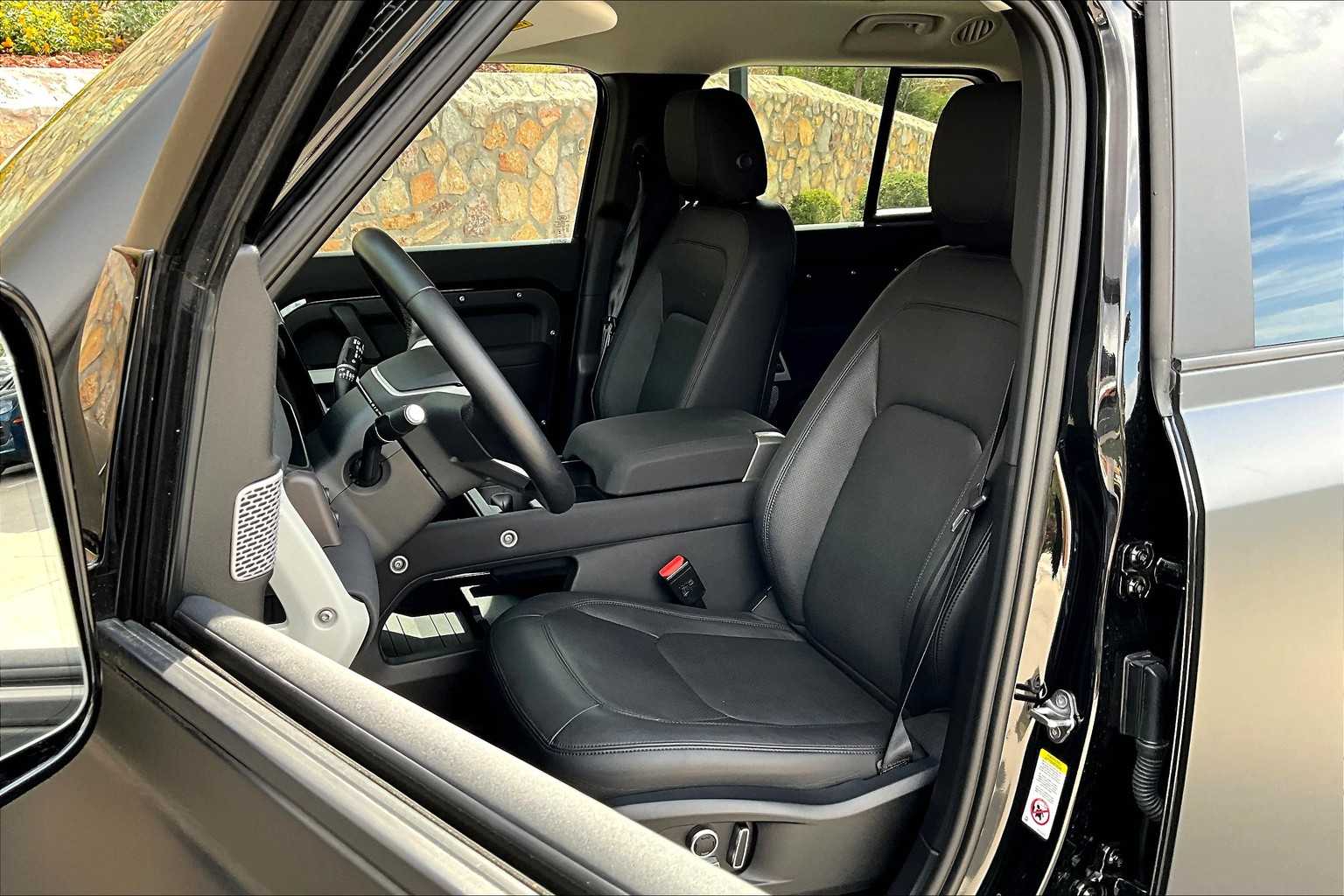 2023 Land Rover Defender SE photo 5