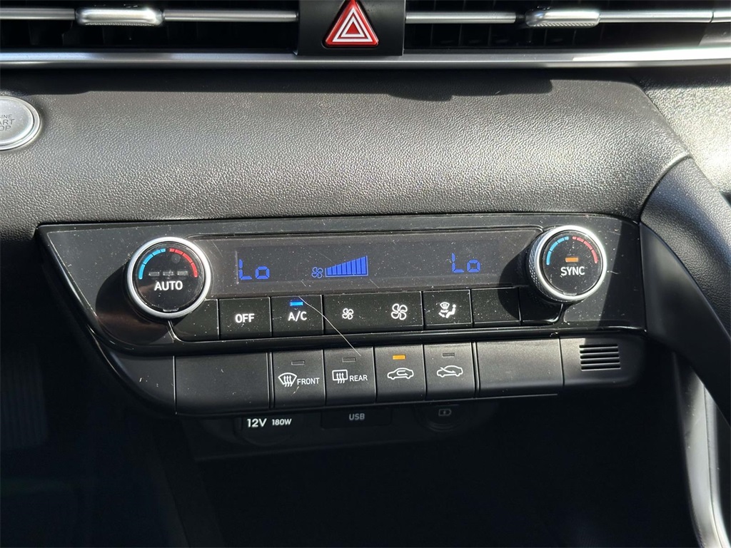 2022 Hyundai Elantra SEL photo 5