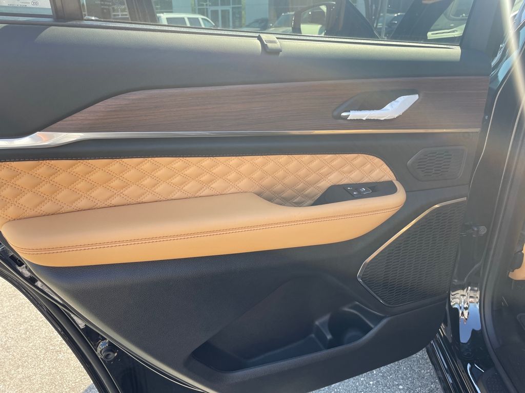 2025 Jeep Grand Cherokee L Summit photo 14
