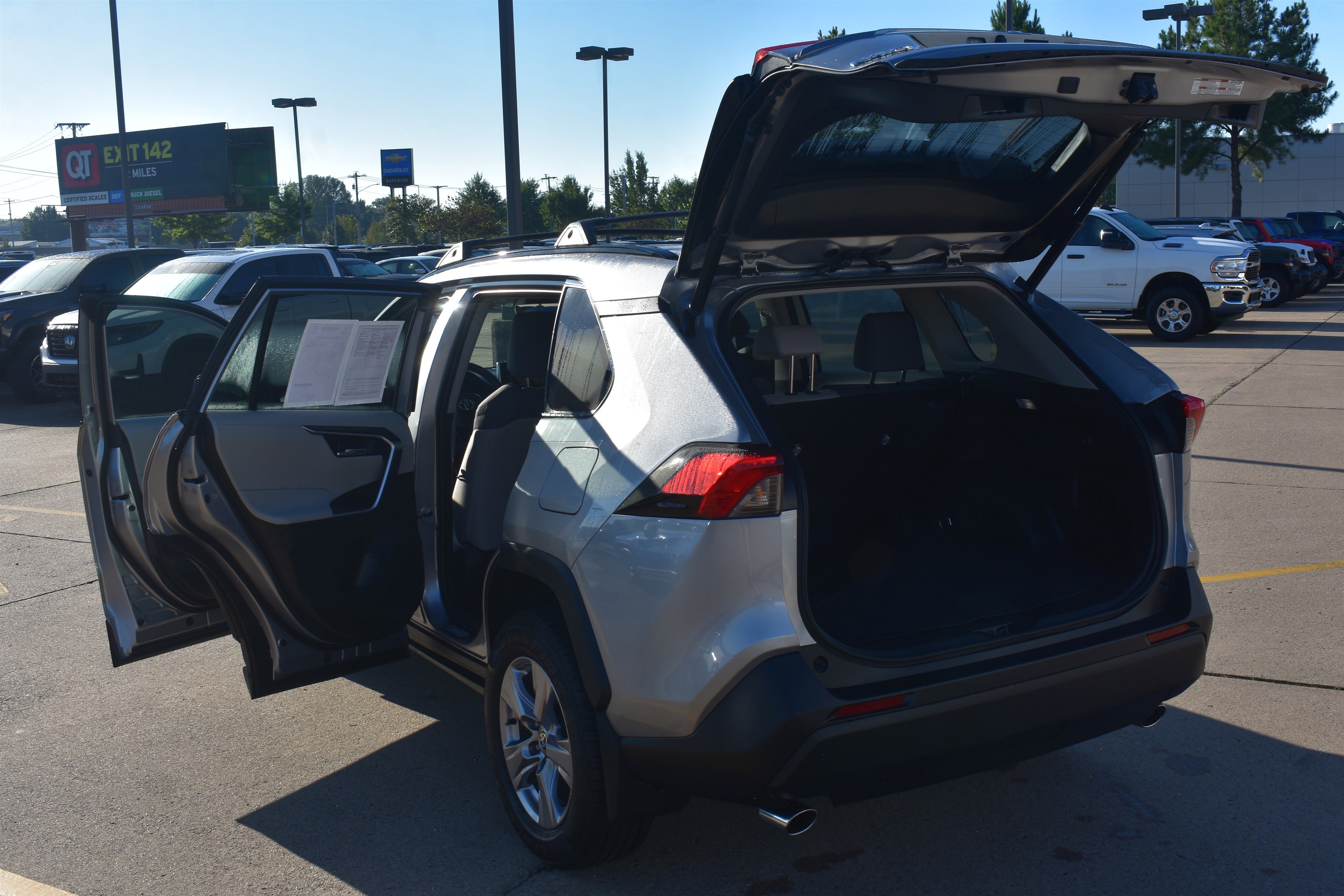 2023 Toyota RAV4 XLE photo 10