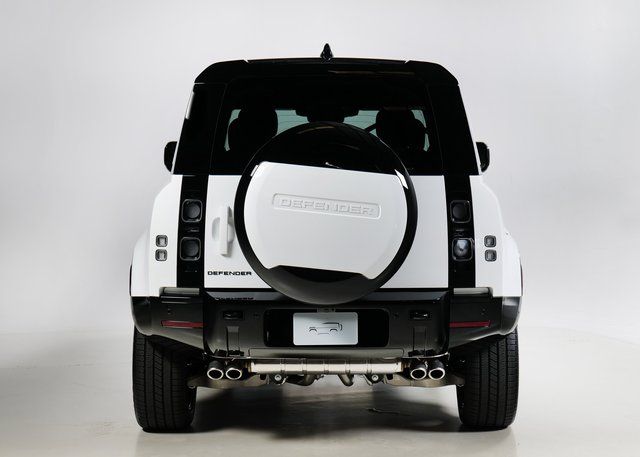 2025 Land Rover Defender 110 V8 photo 7