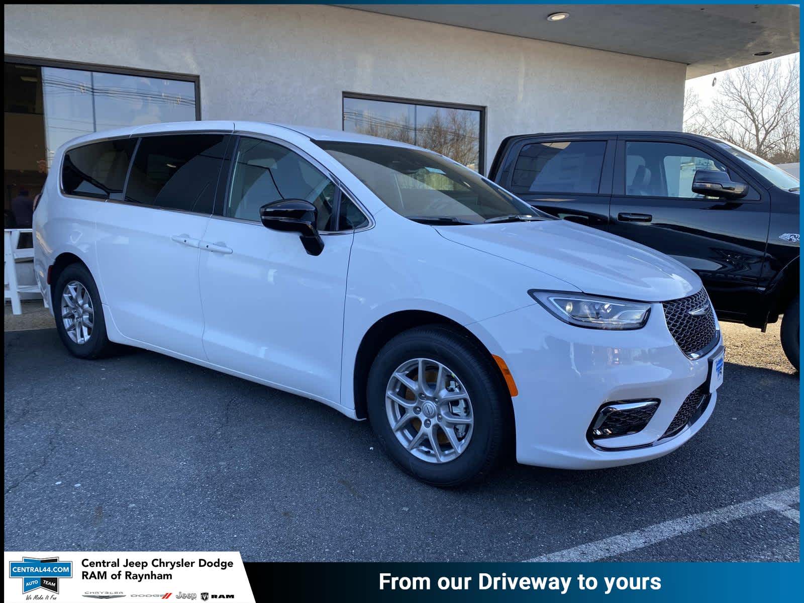 2026 Chrysler Pacifica Select's photo