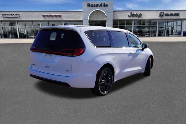 2026 Chrysler Pacifica photo 2