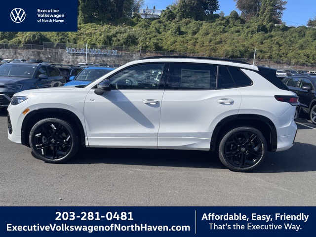 2025 Volkswagen Tiguan SE R-LINE BLACK's photo