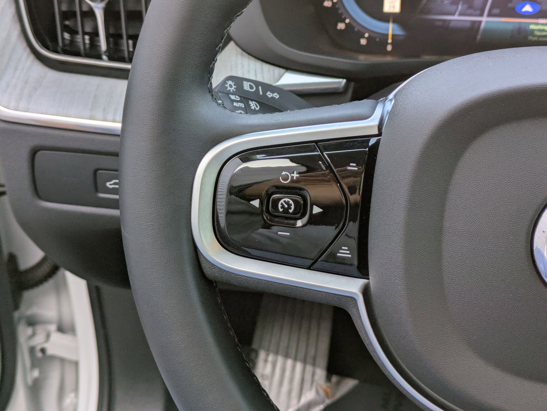 2025 Volvo XC60 Plus photo 16
