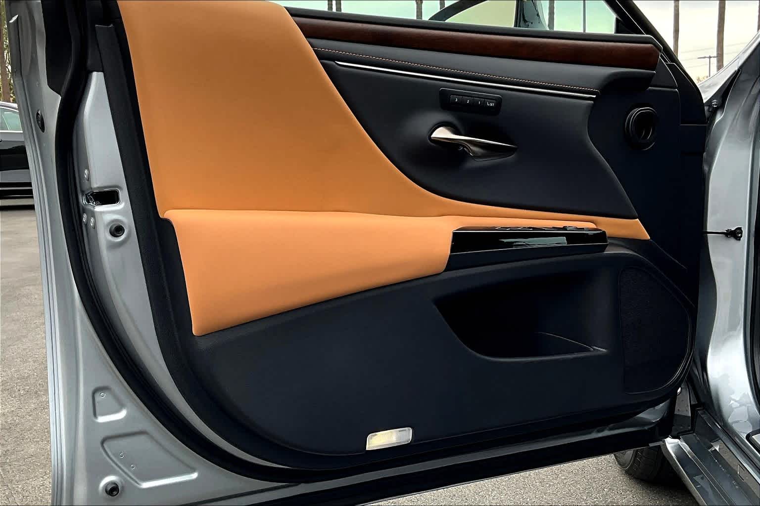2025 Lexus ES 350 photo 14