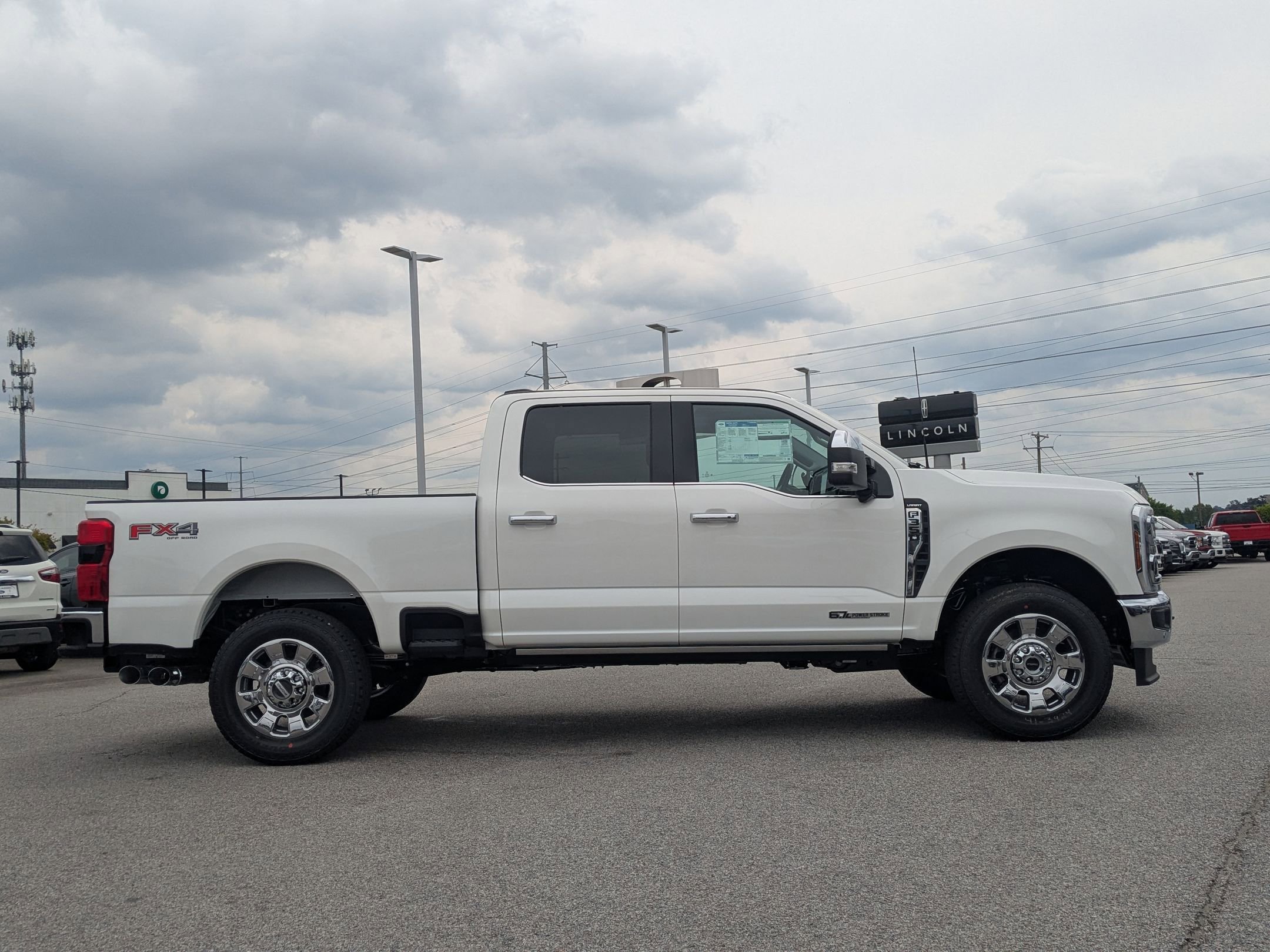2025 Ford F-350 Lariat photo 3
