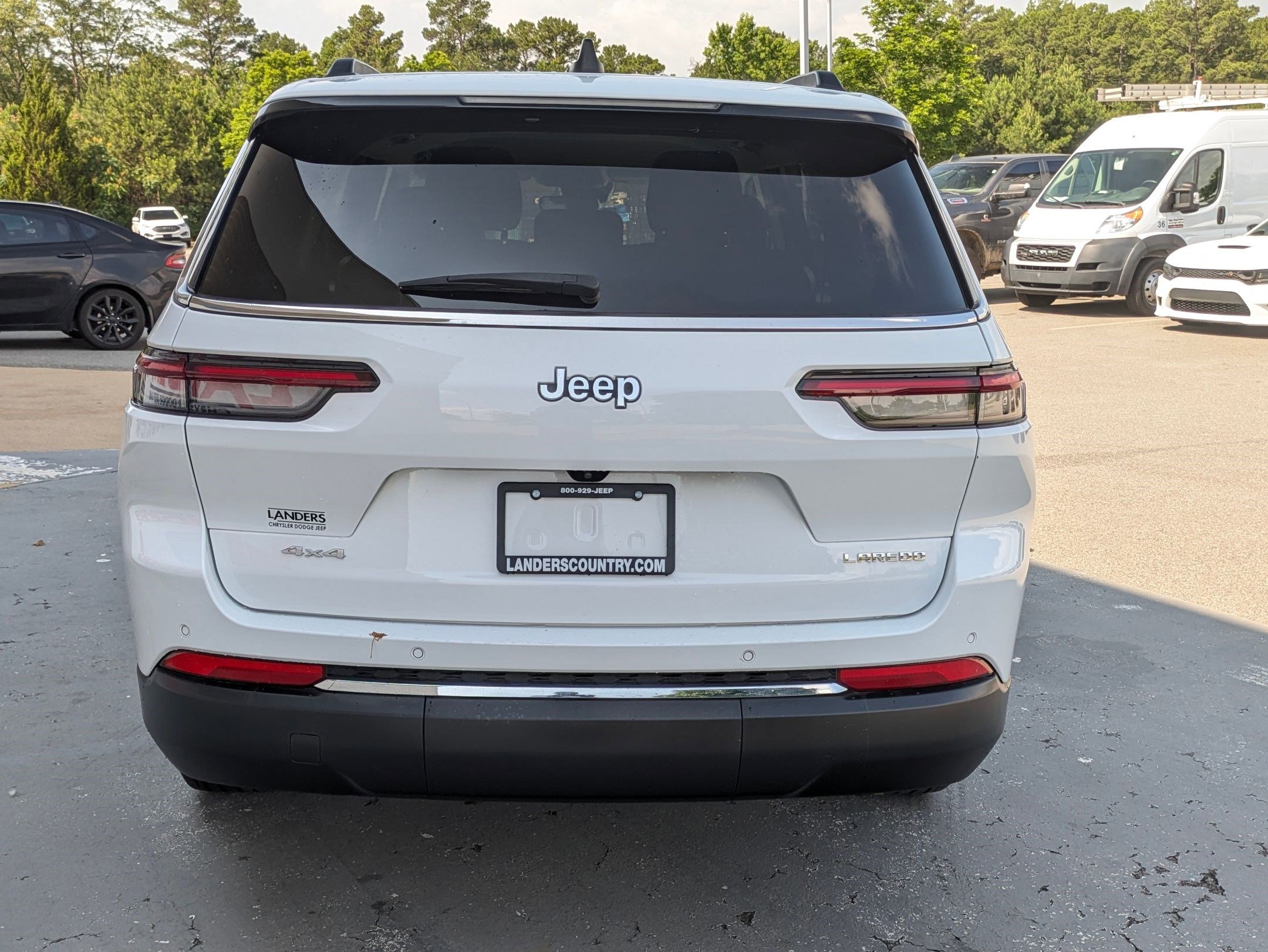 2023 Jeep Grand Cherokee Laredo photo 6