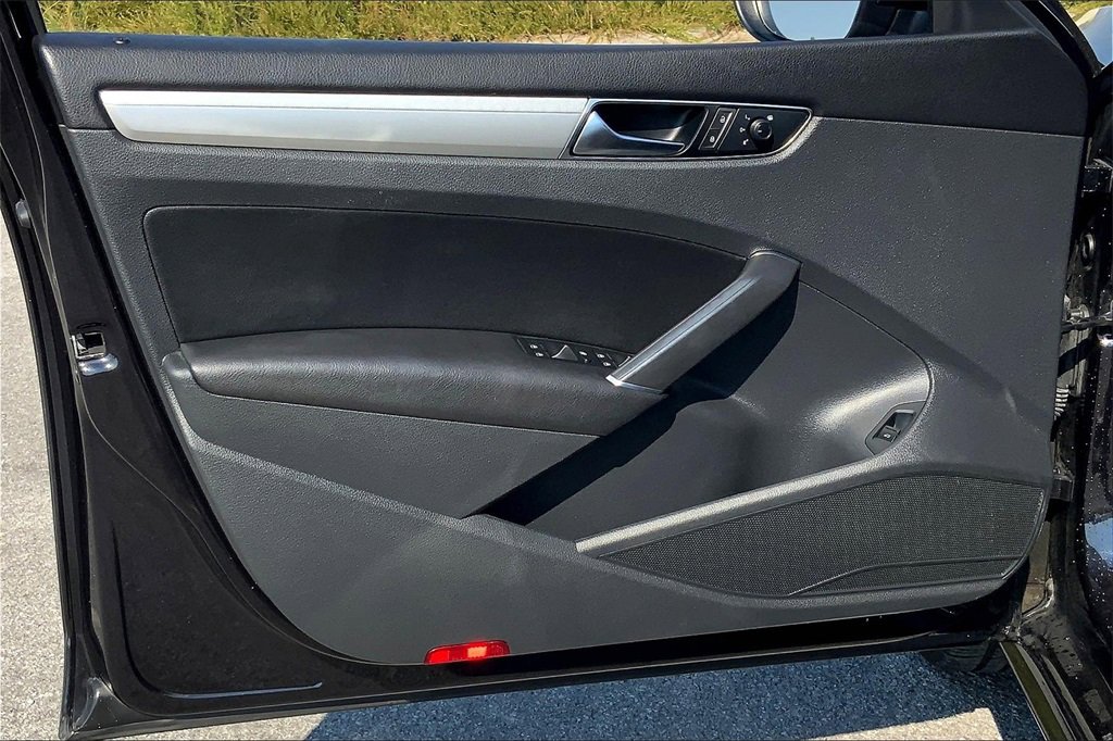 2019 Volkswagen Passat 2.0T Wolfsburg Edition photo 22