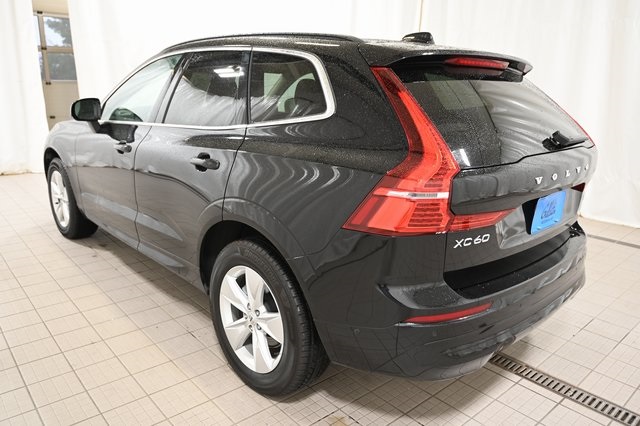 2022 Volvo XC60 B5 Momentum photo 2