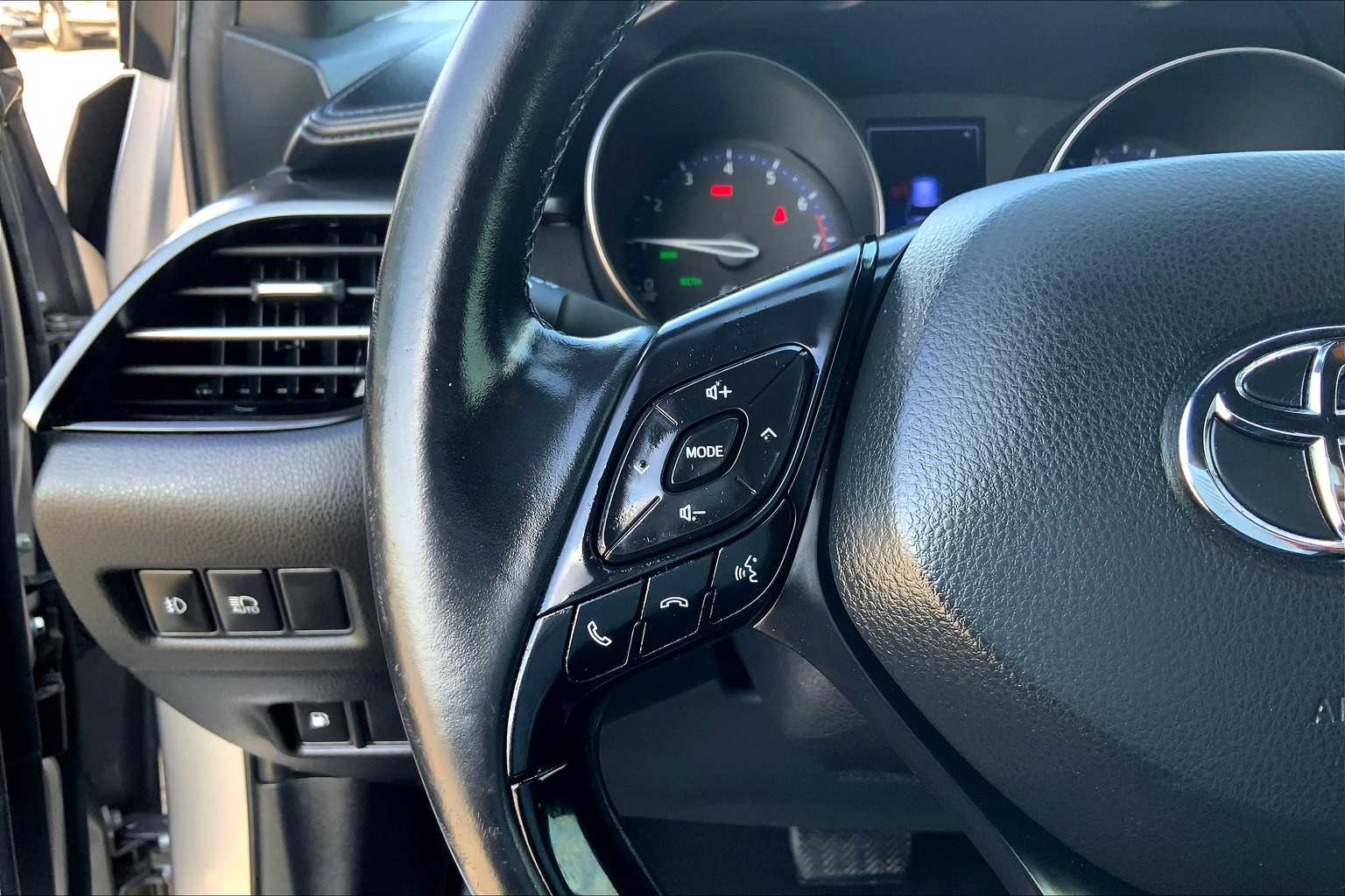 2018 Toyota C-HR XLE Premium photo 21