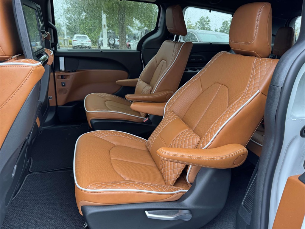 2026 Chrysler Pacifica Pinnacle photo 15