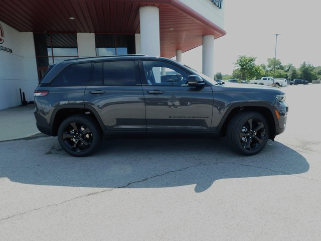 2025 Jeep Grand Cherokee Limited photo 3